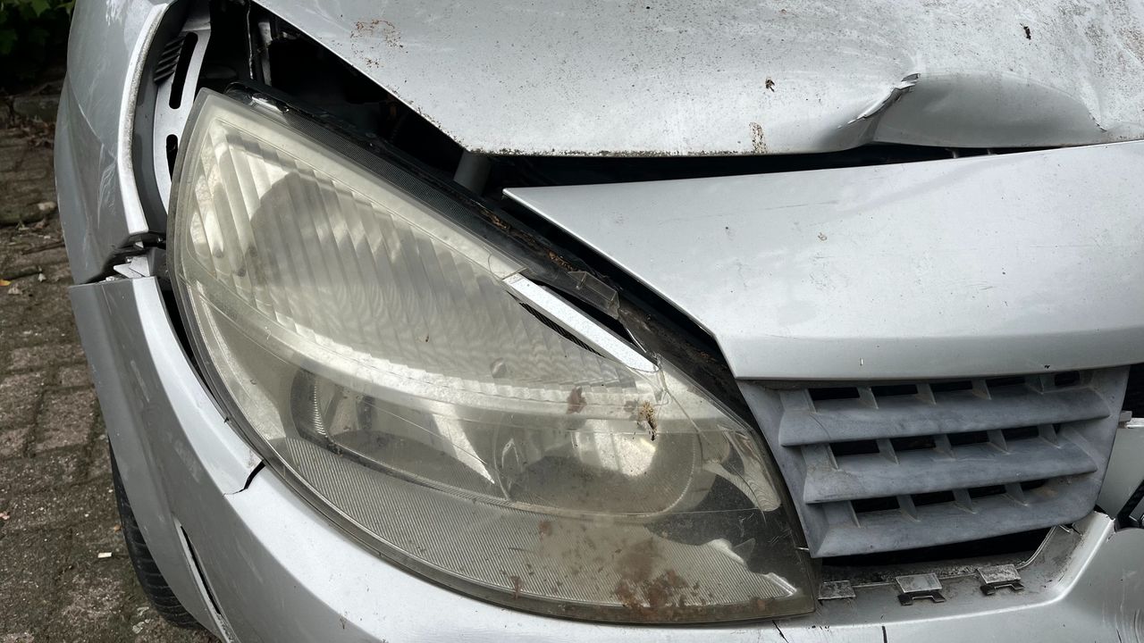 De koplampen zitten los (foto: Raymond Merkx)