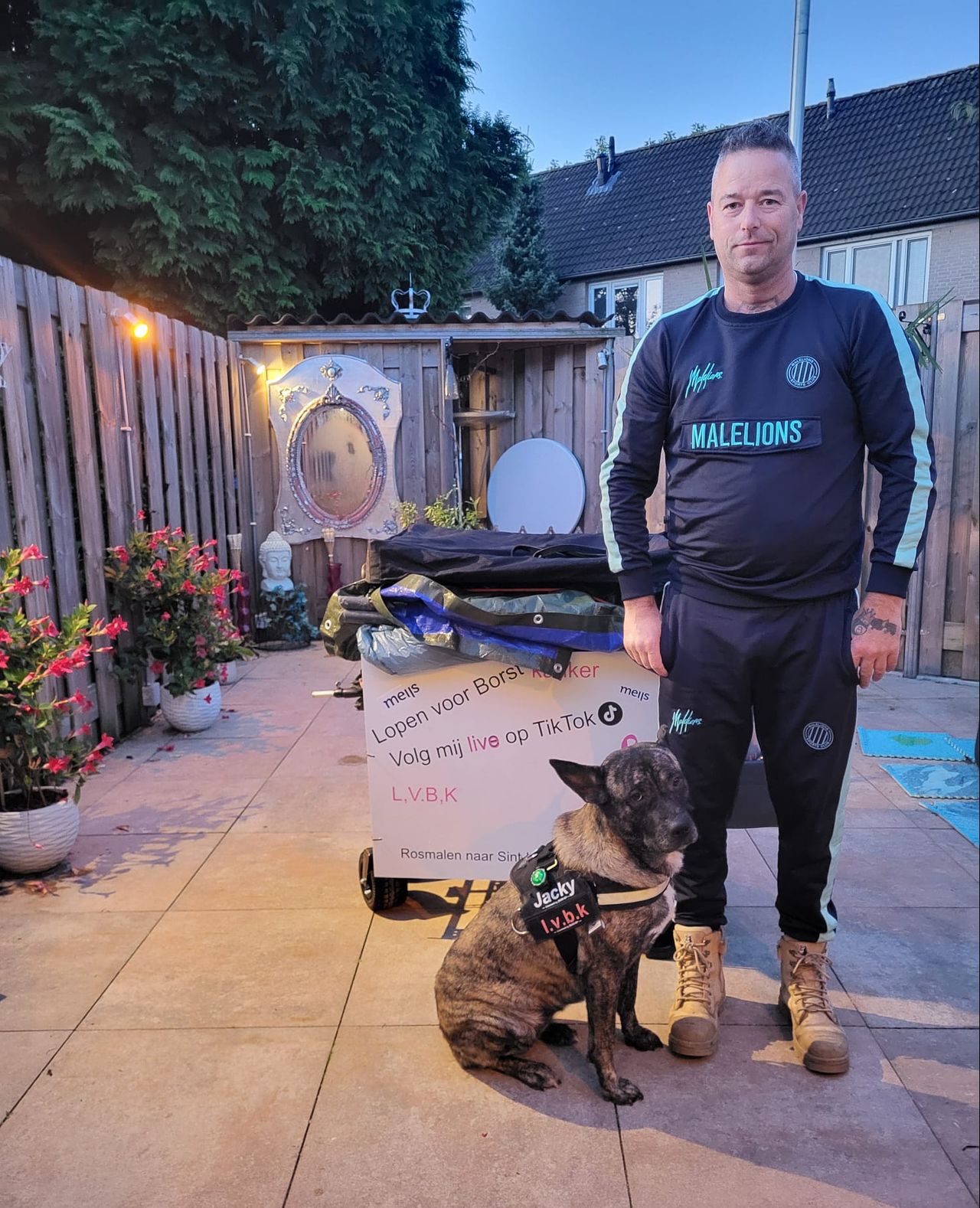 Raymond en zijn hond Jacky aan de start van de tocht.