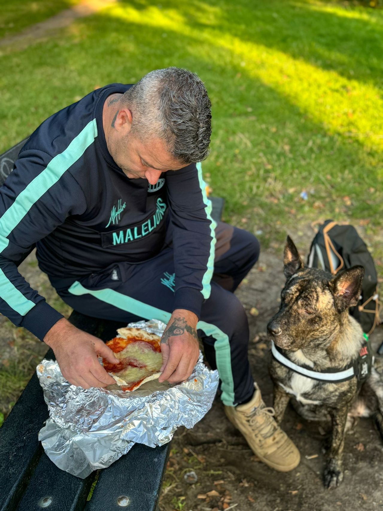 Vrienden hebben Raymond een pizza gebracht op de eerste dag van de tocht.