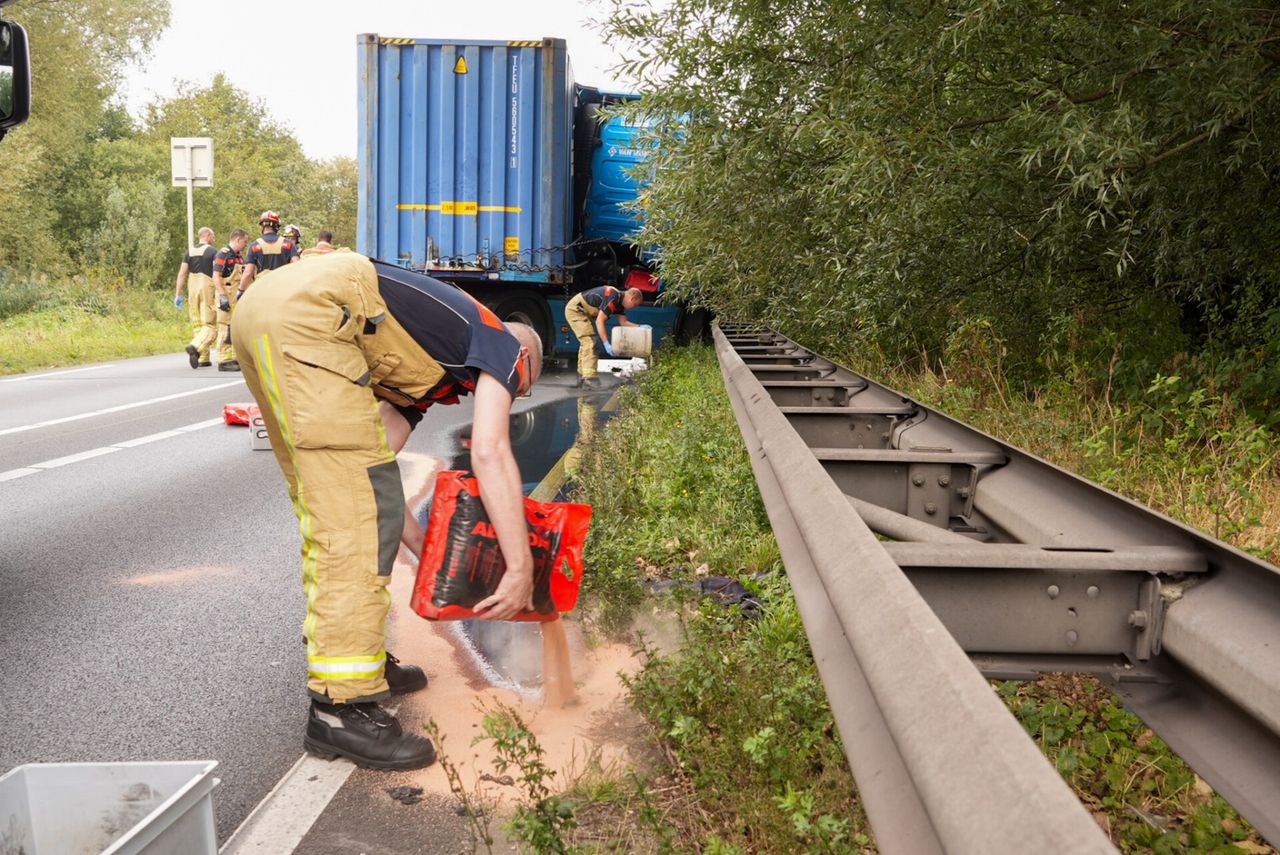 De brandweer probeert te voorkomen dat de diesel de rivier inloopt (foto: Harrie Grijseels/SQ Vision).