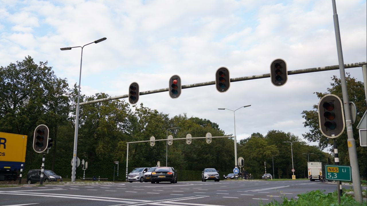 Door de storing werkten de stoplichten op de N65 niet (foto: Bart Meesters/SQ Vision).