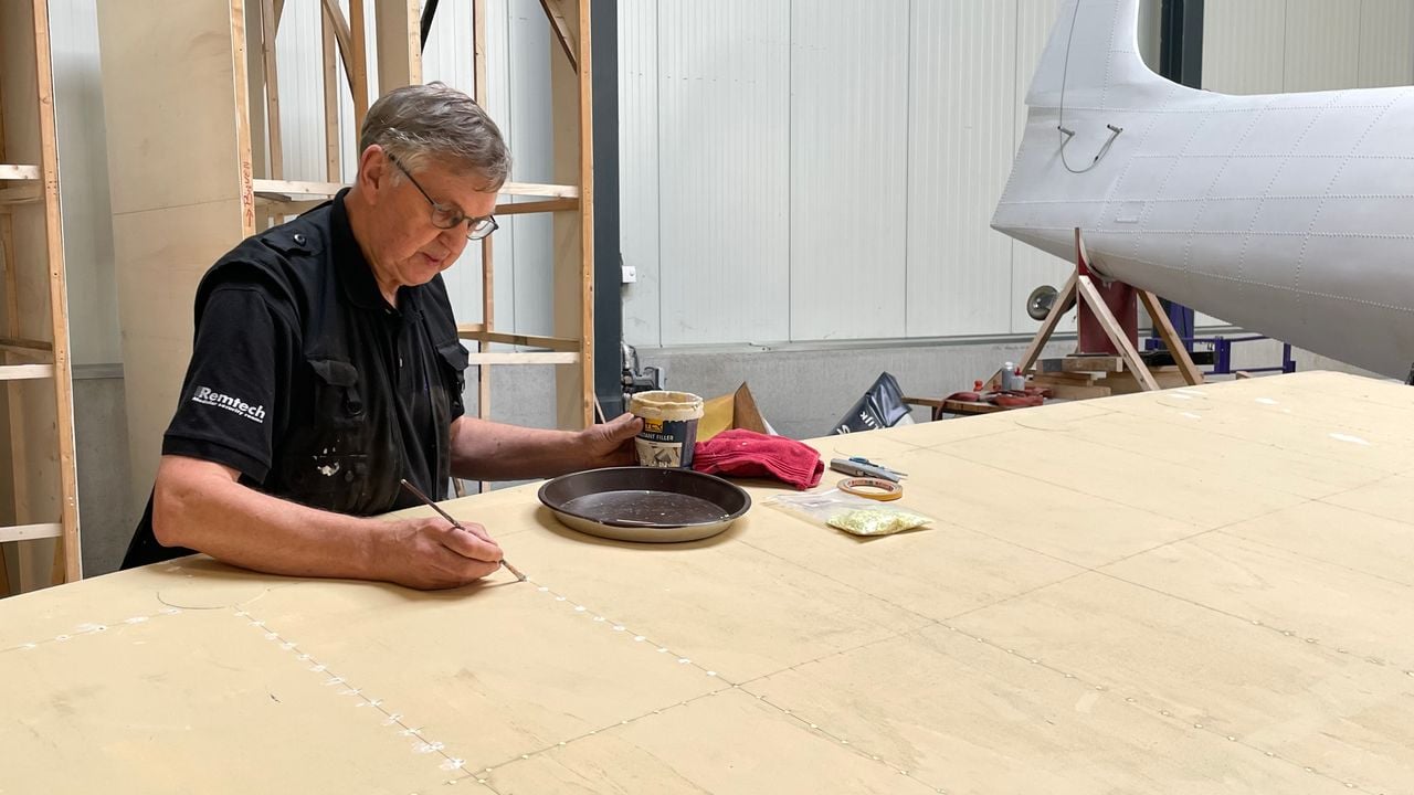 De laatste hand wordt aan de vleugels gelegd (foto: Raymond Merkx).