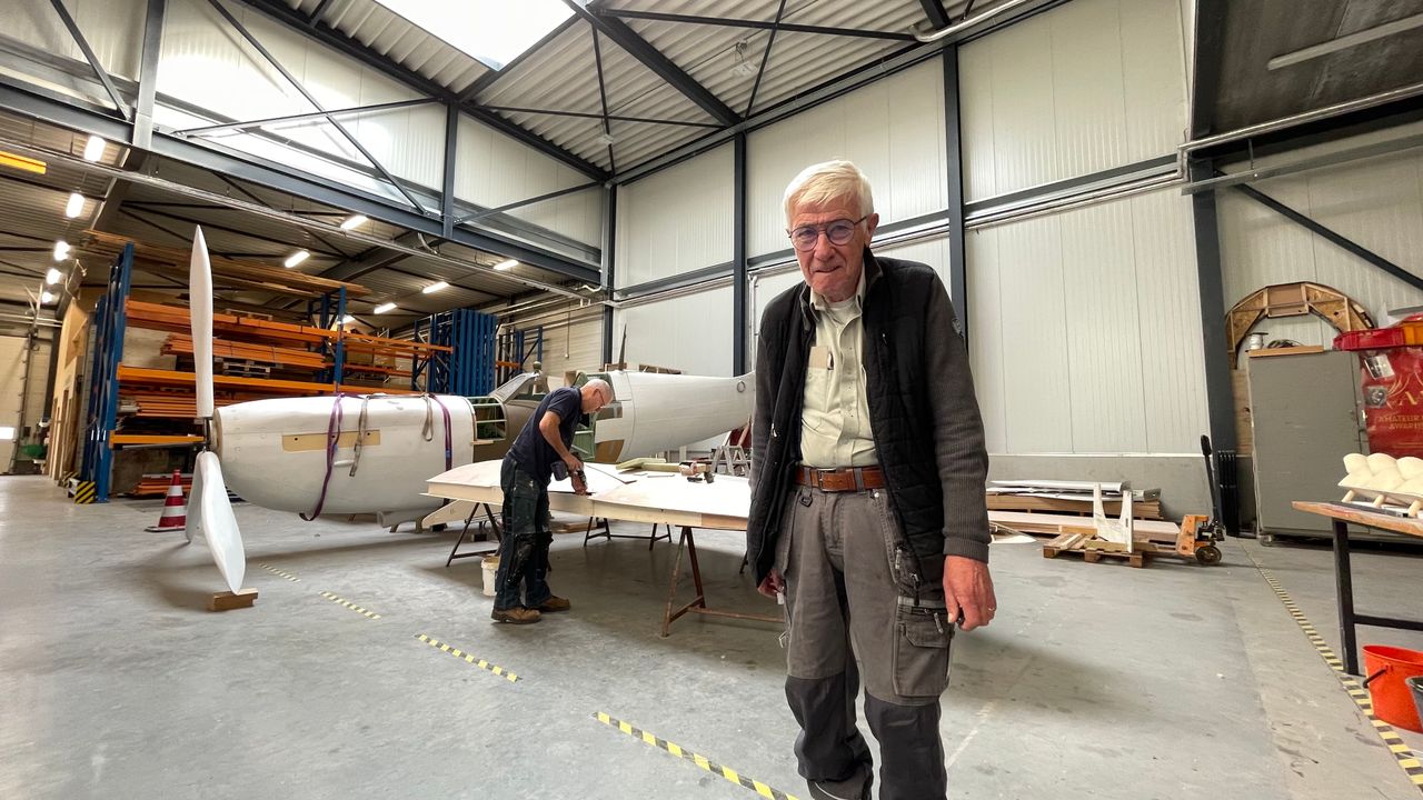 Ferd bij de Spitfire (foto: Raymond Merkx).