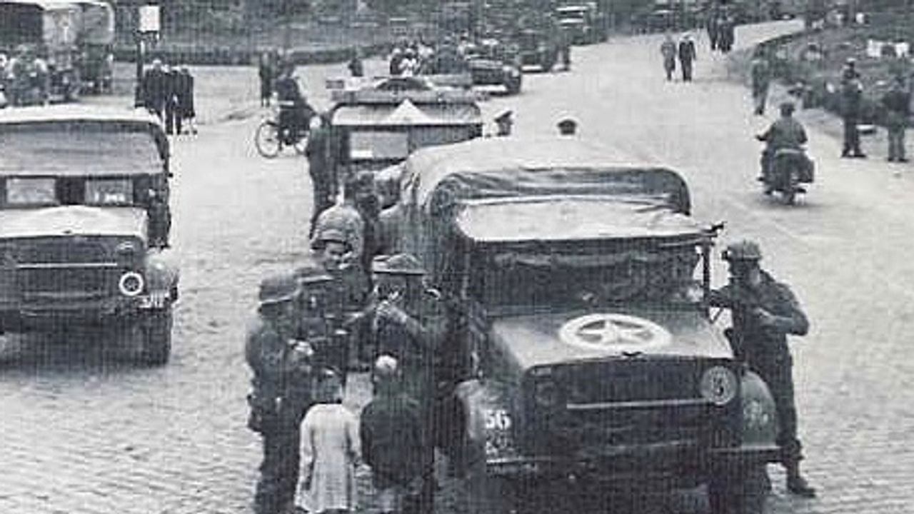 Britse bevrijders op de markt in Valkenswaard (foto: archief)