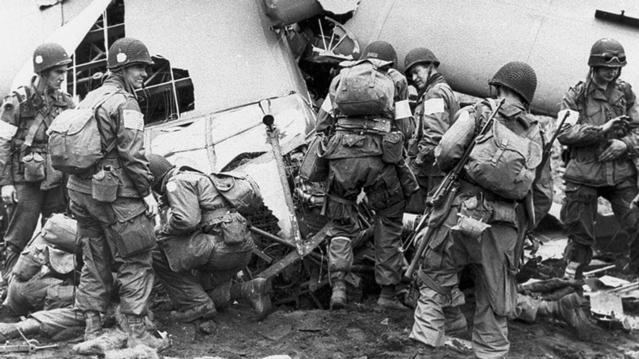 Amerikanen onderzoeken een vliegtuigwrak op de Sonse heide (foto: archief)