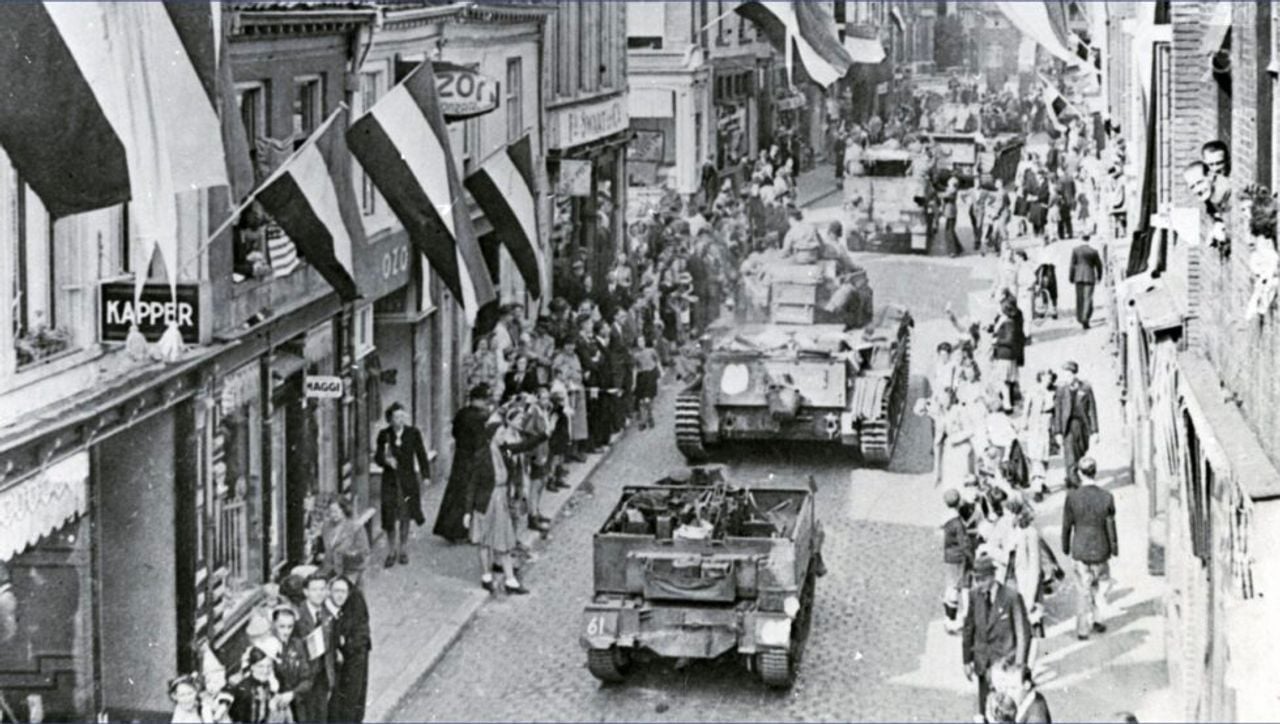 Feest op straat in Eindhoven als de bevrijders komen (foto: archief) 