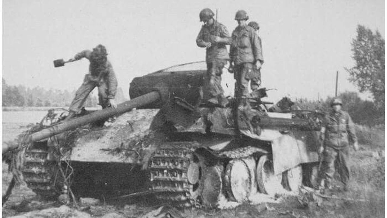 Amerikanen onderzoeken een Duitse tank bij Son (foto: archief) 