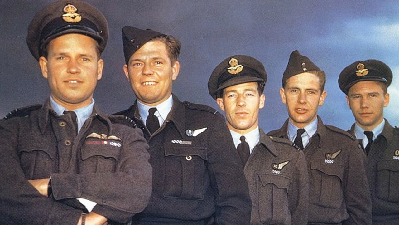 Guy Gibson (links) en collega's van de RAF (foto: archief)