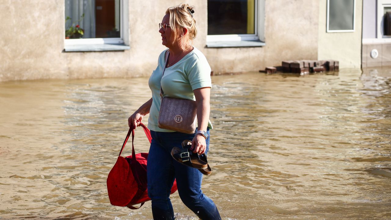 Een slachtoffer van de overstromingen in Polen (foto: ANP).