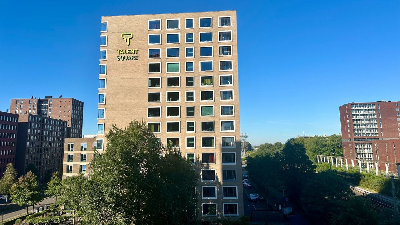 Het dertien verdiepingen tellende complex (foto: Alain Heeren).