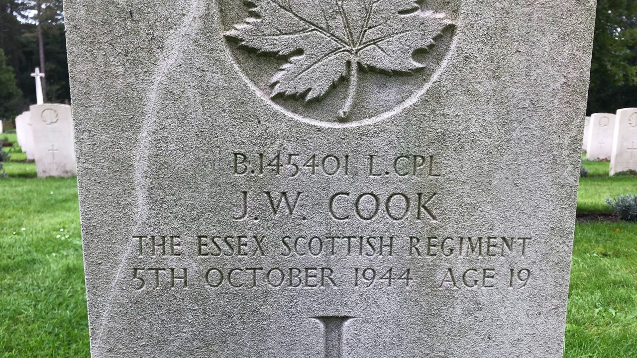 Graf van een van de gesneuvelde Canadezen op het ereveld bij Bergen op Zoom (foto: Willem-Jan Joachems)