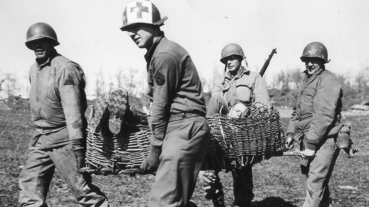 Amerikanen van de 7th Armored Division vervoeren een slachtoffer (foto: archief)