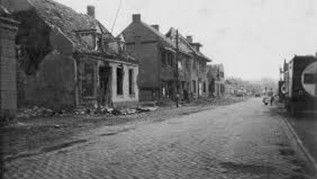 Raadhuisstraat Hoogerheide najaar 1944 (foto: archief)