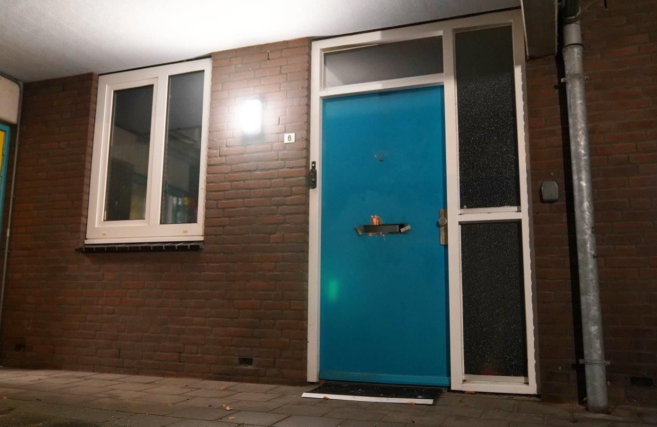 De voordeur raakte beschadigd aan de Amsterdamstraat. 