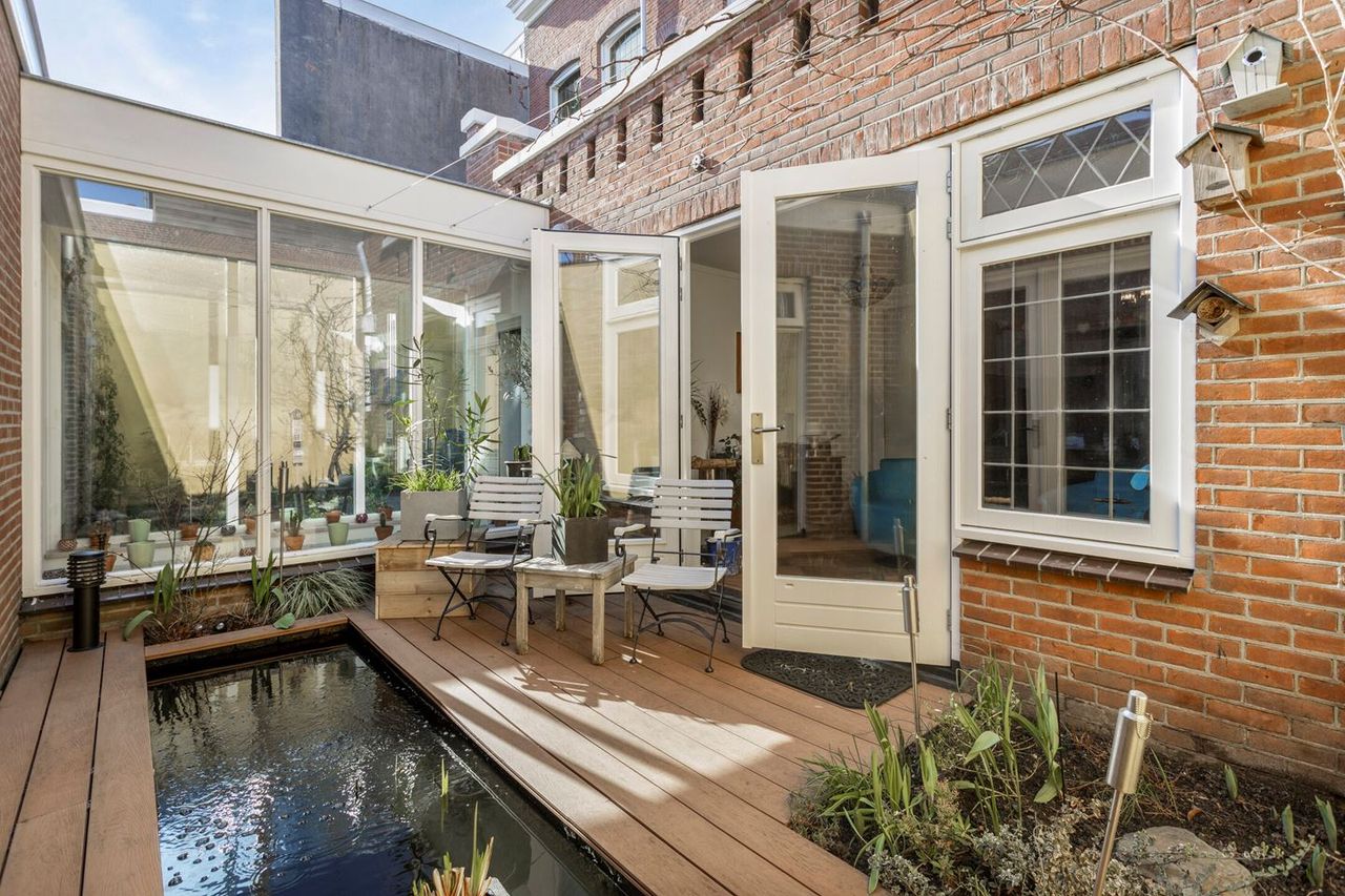 De tuin aan de achterkant van het huis (foto: Grosfeld makelaardij).