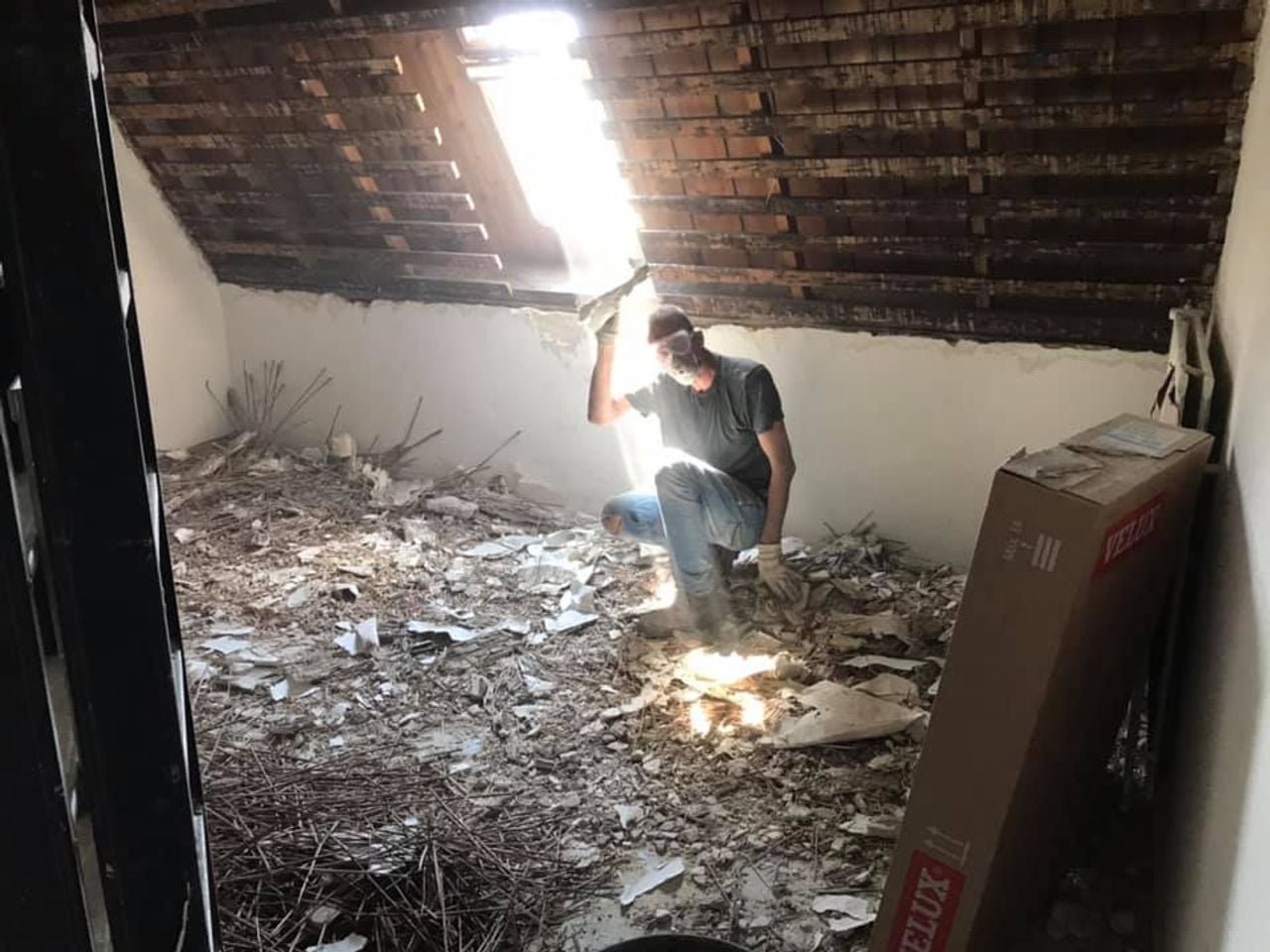 Arend tijdens het slopen op zolder (privéfoto).