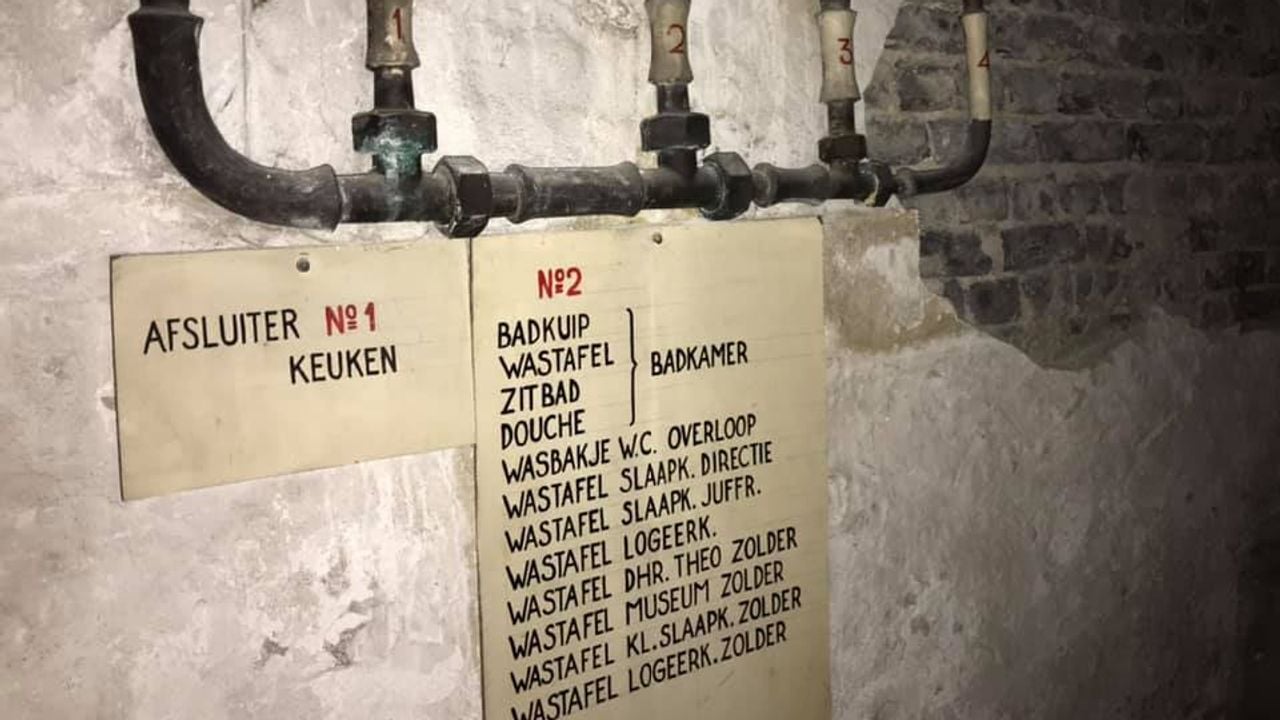 De kranen in de kelder met opschrift (foto: privéfoto).