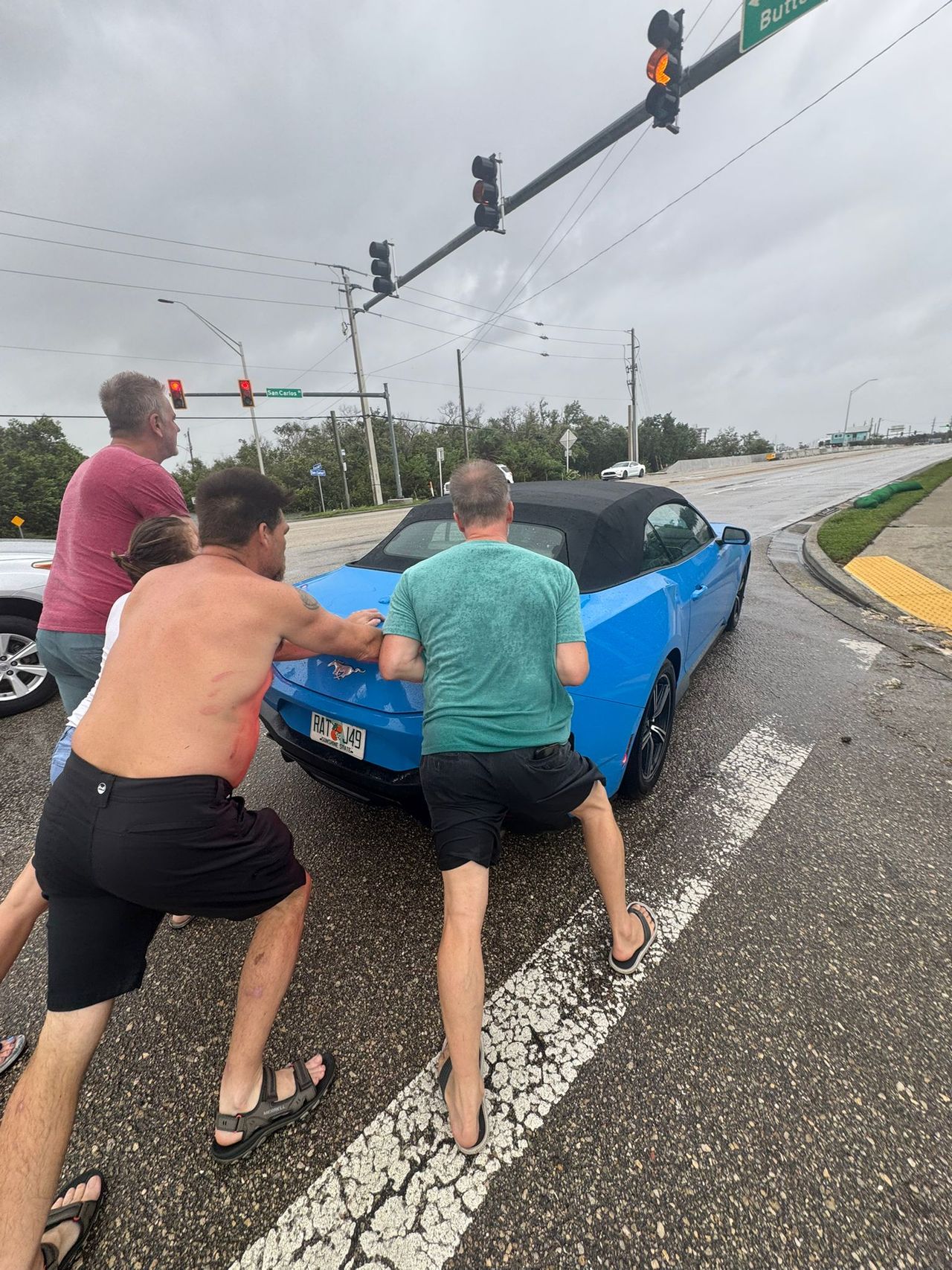 De auto werd naar het droge geduwd.