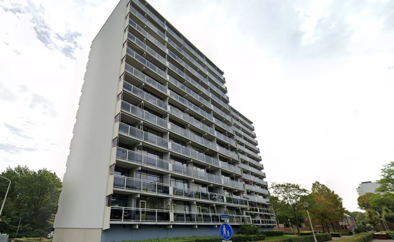 De flat is twaalf verdiepingen hoog (foto: Google Maps)