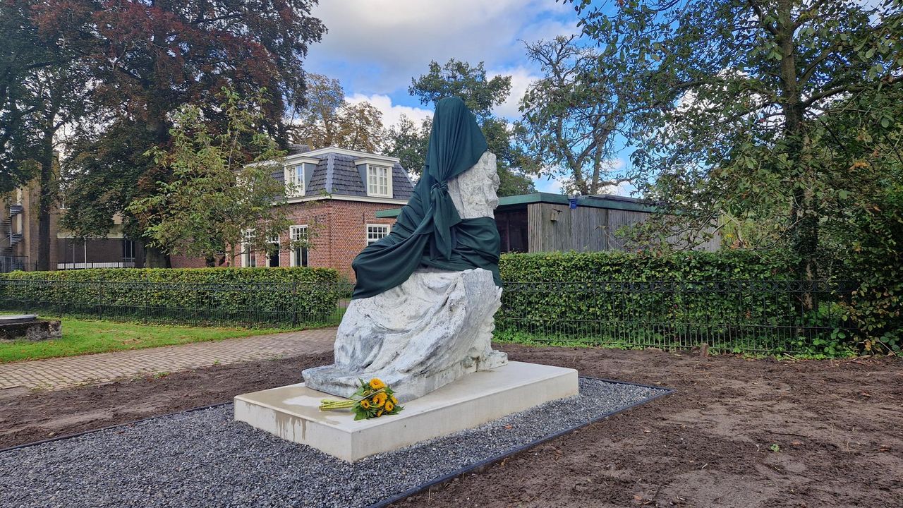 Het beeld, vlak voor de onthulling (foto: Omroep Brabant).