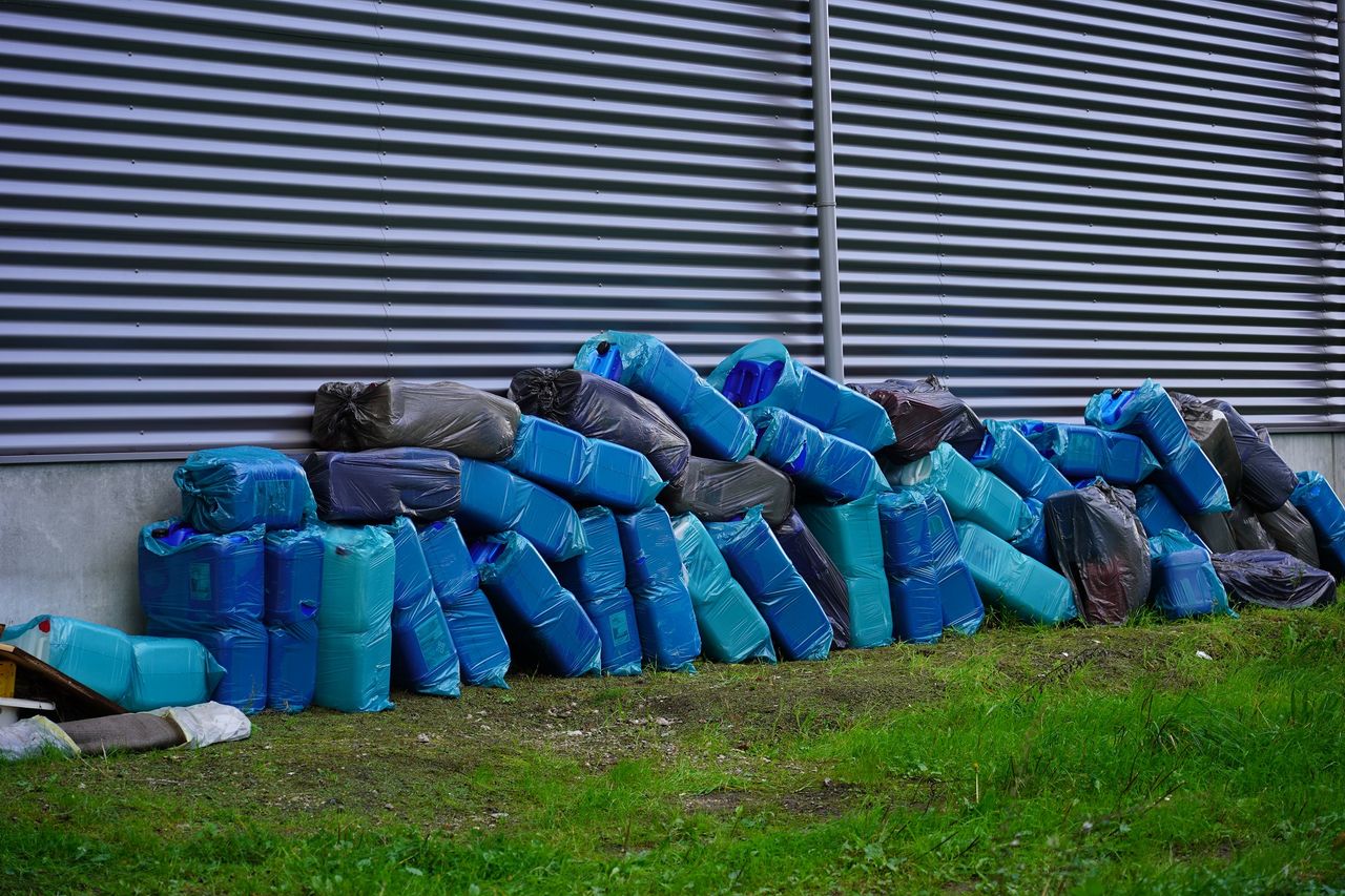 De opgestapelde vaten (foto: Jeroen Stuve/SQ Vision).