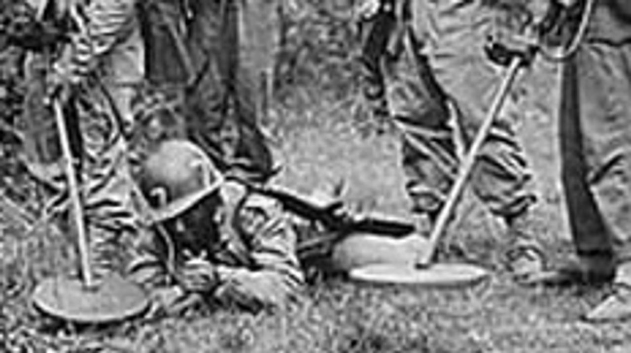 Amerikaanse soldaten zoeken mijnen (foto: archief)