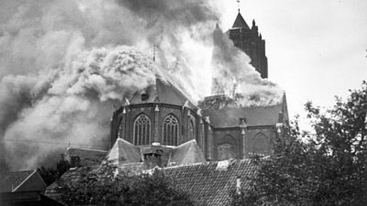 Kerk Oirschot in brand geschoten, oktober 1944 (foto: archief).