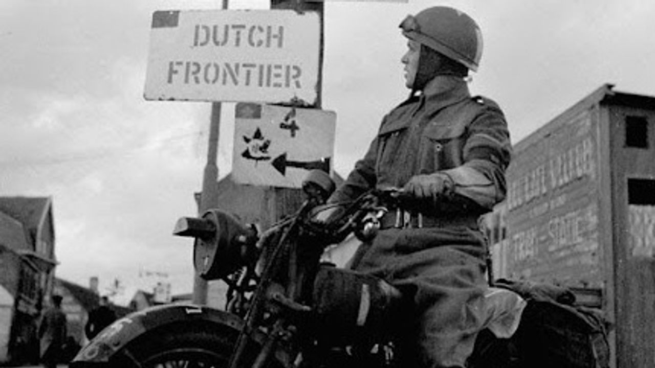 Canadese militair op grens bij Putte (foto: archief LAC)