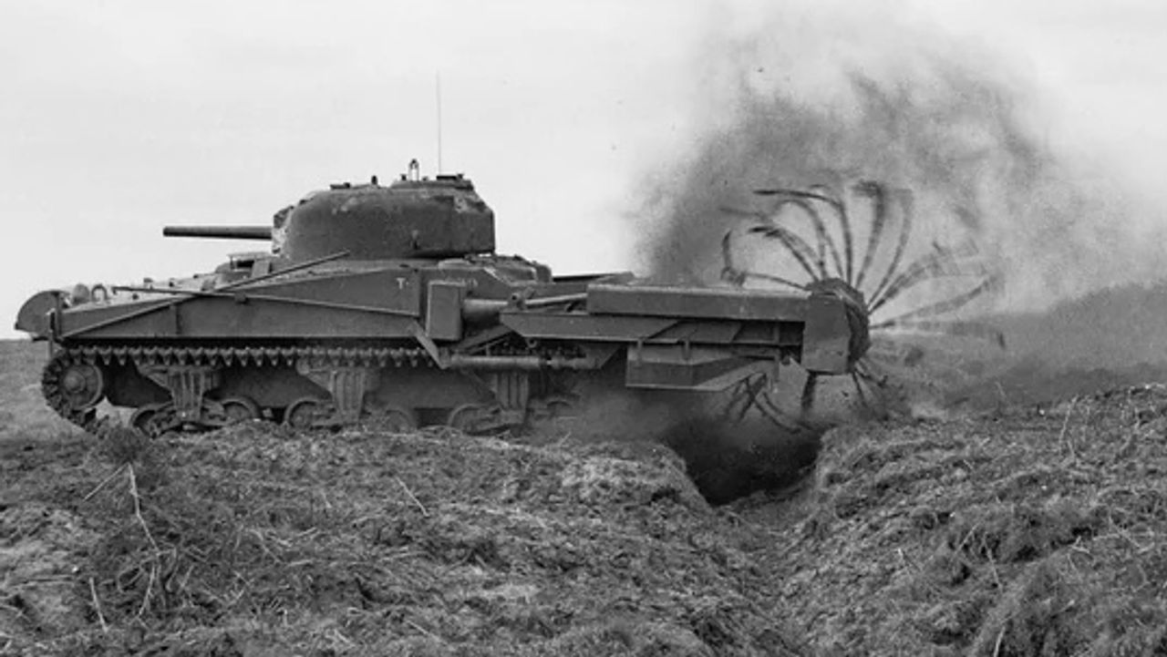 'Crab' slaat op bodem en doet mijnen ontploffen (foto: archief)