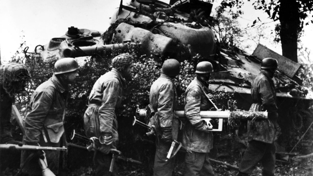 Duitse soldaten naast een kapotte Sherman op Mariabaan Wouwse Plantage 23 of 24 oktober 1944 (foto: archief)