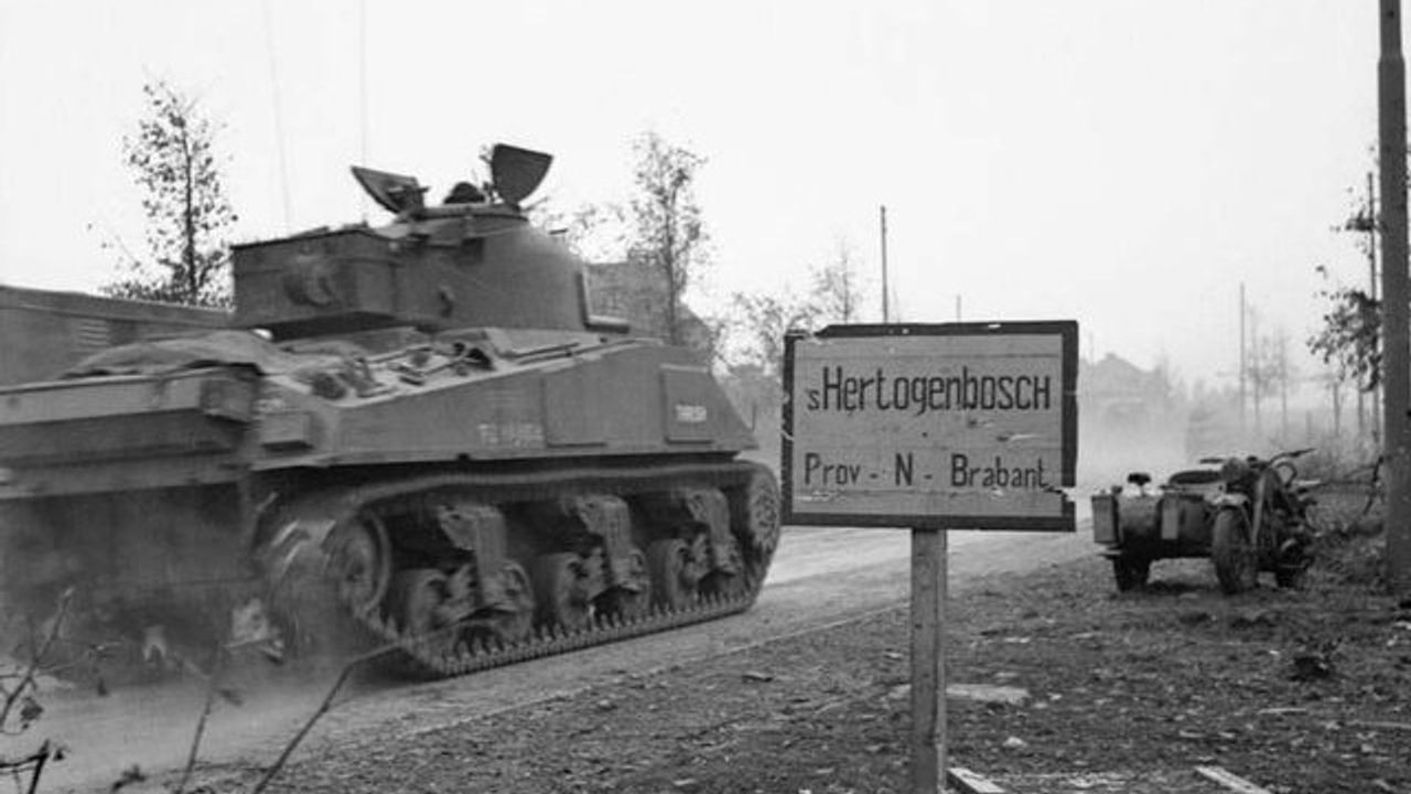 Britse tanks rijden de bebouwde kom van Den Bosch binnen (foto; archief)