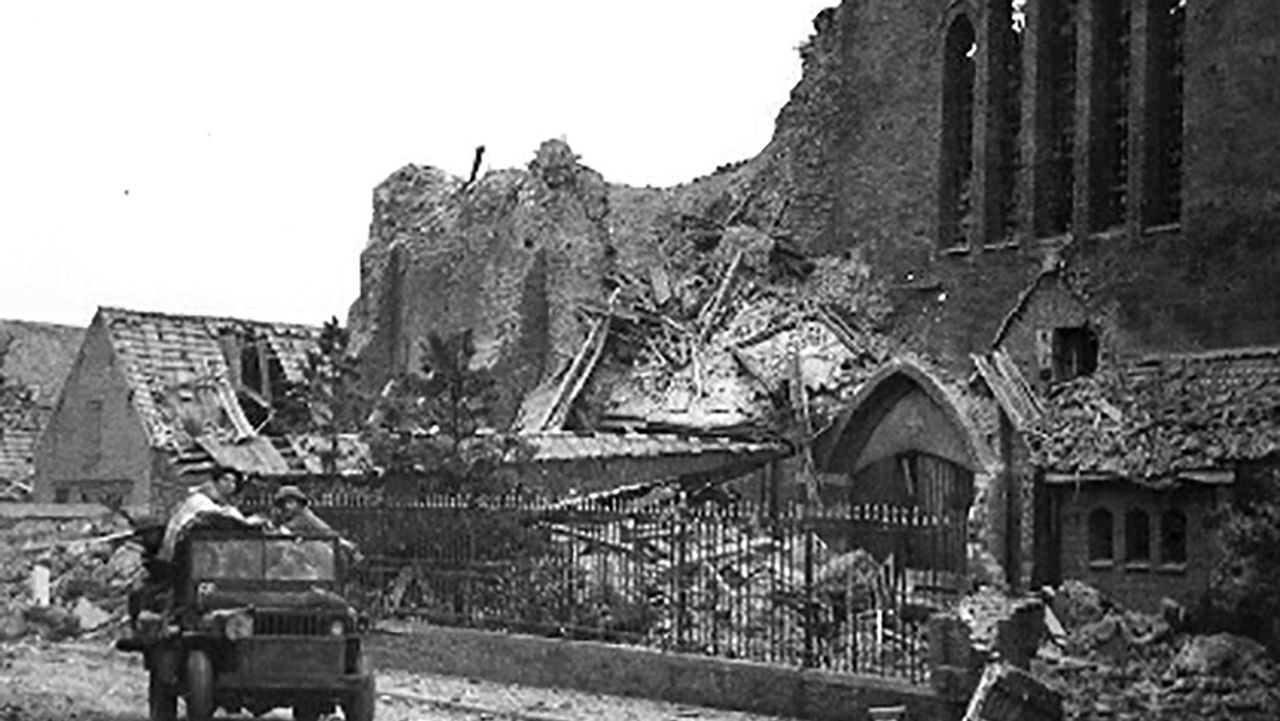 Ruïne van de kerk in Nispen, kort na de verwoesting (foto: archief)