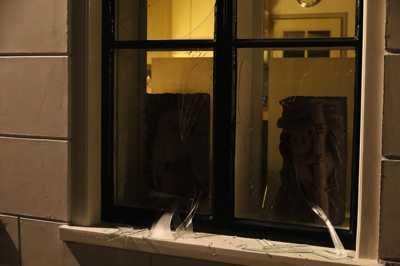 Ruiten van omliggende gebouwen sprongen kapot door de klap. (Foto: SQ Vision Mediaprodukties)