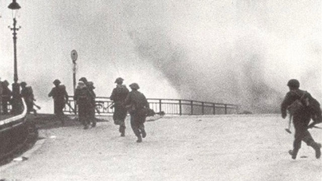 Mannen van de Royal Welch Fuseliers rennen over Sluis O (foto: archief. bioscoopjournaal)