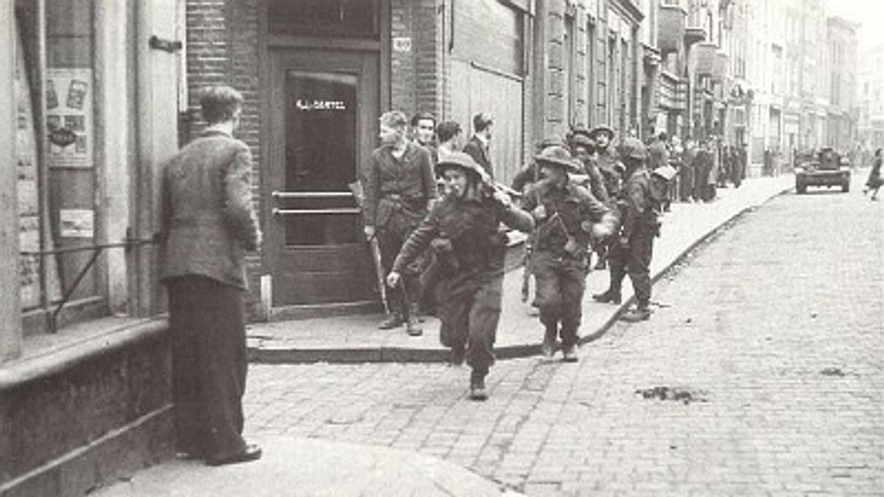 Geallieerden rennen door de straten van Den Bosch (foto: archief).