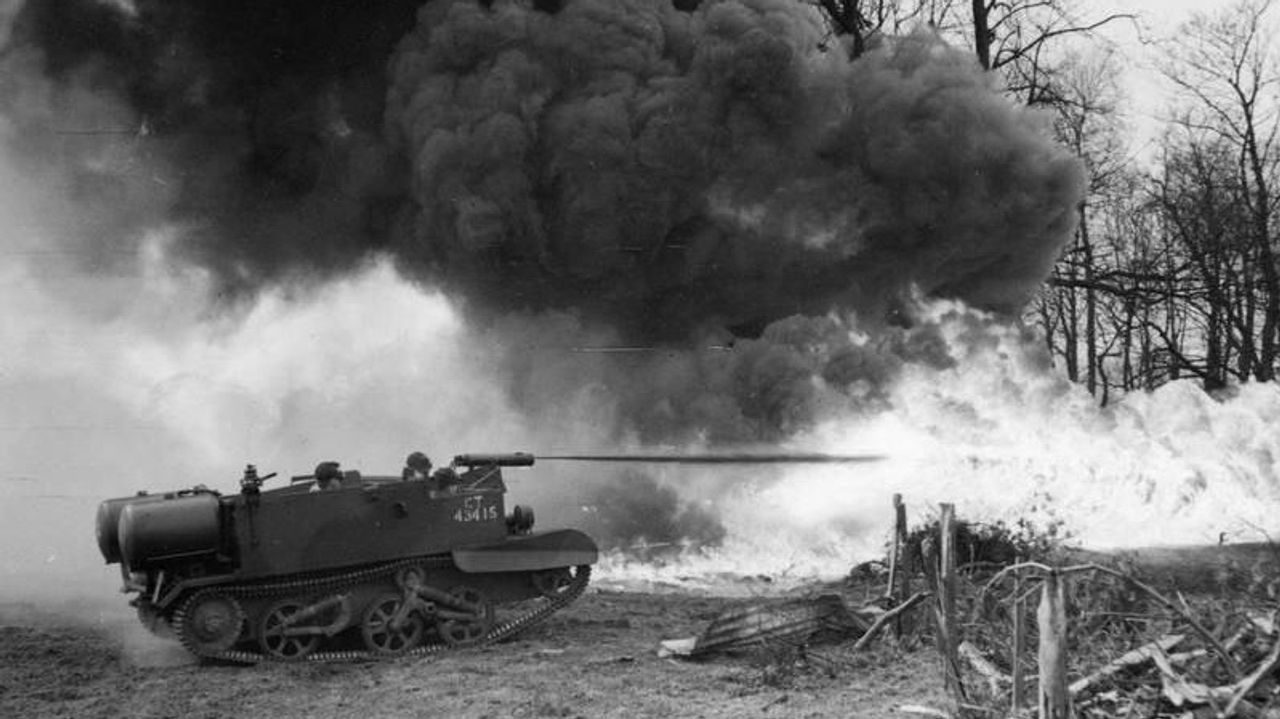 Wasp-vlammenwerper op universal carrier gemonteerd (foto: archief).