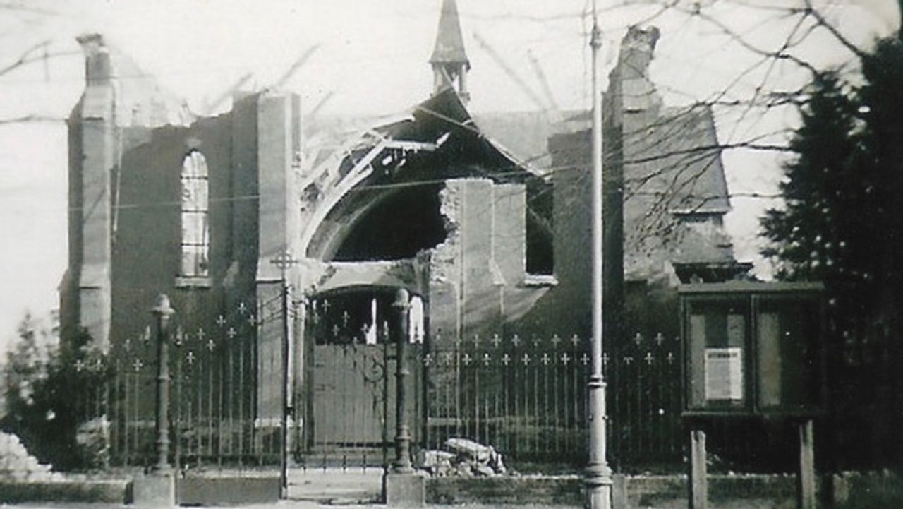 Ruine van de opgeblazen kerk van Wouwse Plantage (foto: archief).