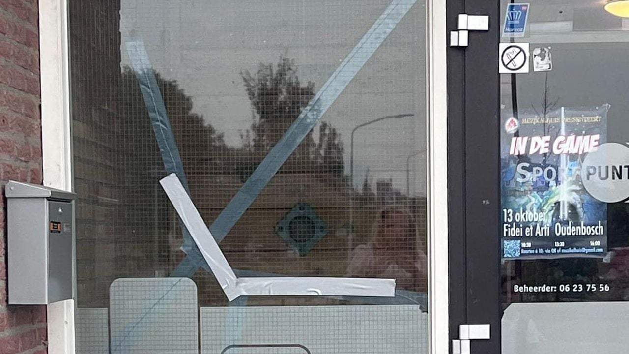 Tape als oplossing voor gescheurde ramen (foto: actiegroep Wij zijn het beu).