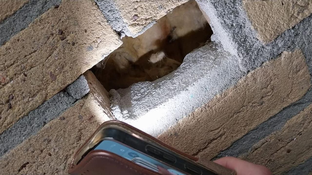 Hier mist een baksteen (foto: actiegroep Wij zijn het beu)