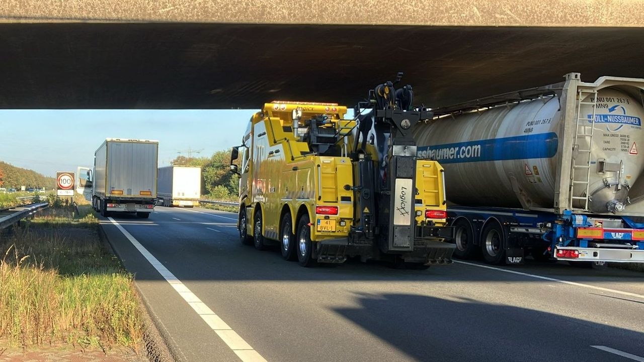 Verkeer op de A67 bij Eersel gaat over de vluchtstrook (foto: Rijkswaterstaat Verkeersinformatie/X).