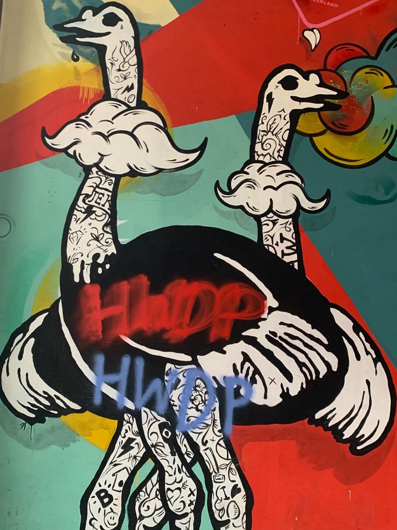 Een foto van een kunstwerk met daarop struisvogels (Foto: privé)