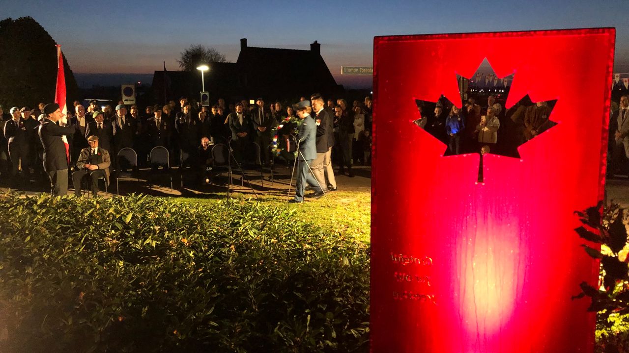 Maple Leaf symbool van Canada in een metershoog kunstwerk naast de carrier (foto: Willem-Jan Joachems)