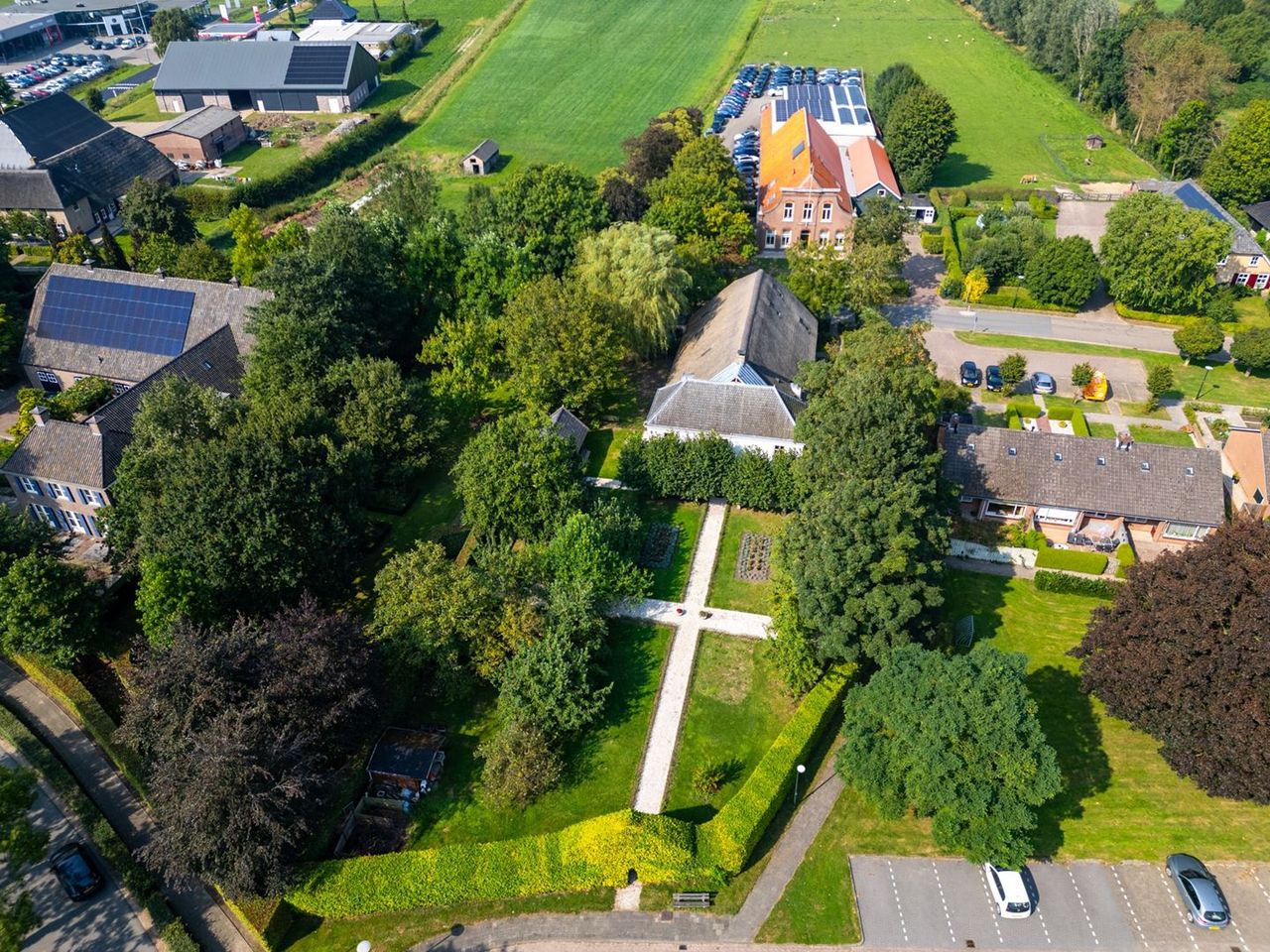 Op deze foto is het voorhuis en het achterhuis goed te zien (De Makelaars van Altena).