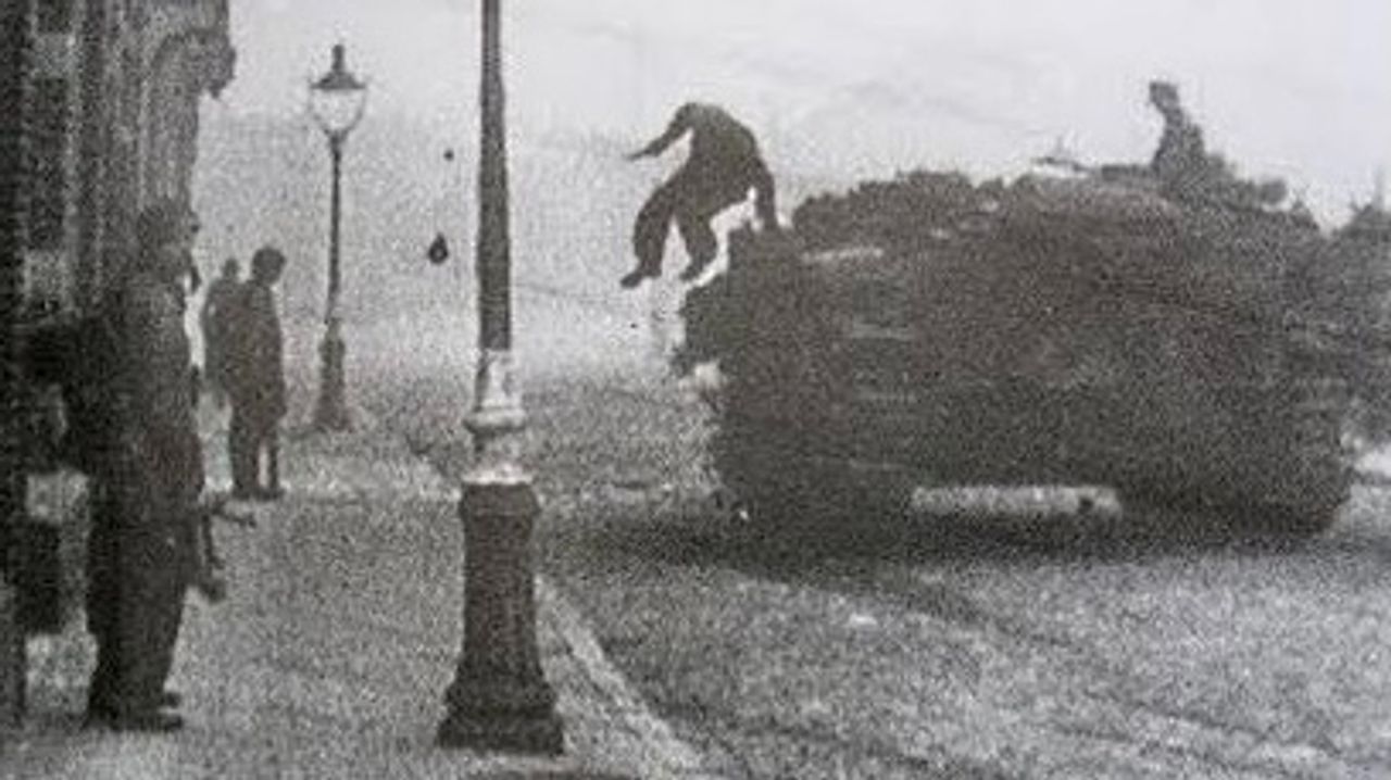 Duitse soldaten springen van een Sturmgeschütze (archieffoto).