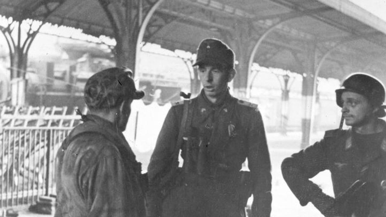 Duitse soldaten op station Den Bosch op of rond 26 oktober 1944 (archieffoto).