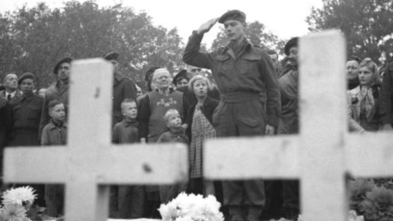 Begrafenisplechtigheid op de (tijdelijke) begraafplaats in Ossendrecht (archieffoto).