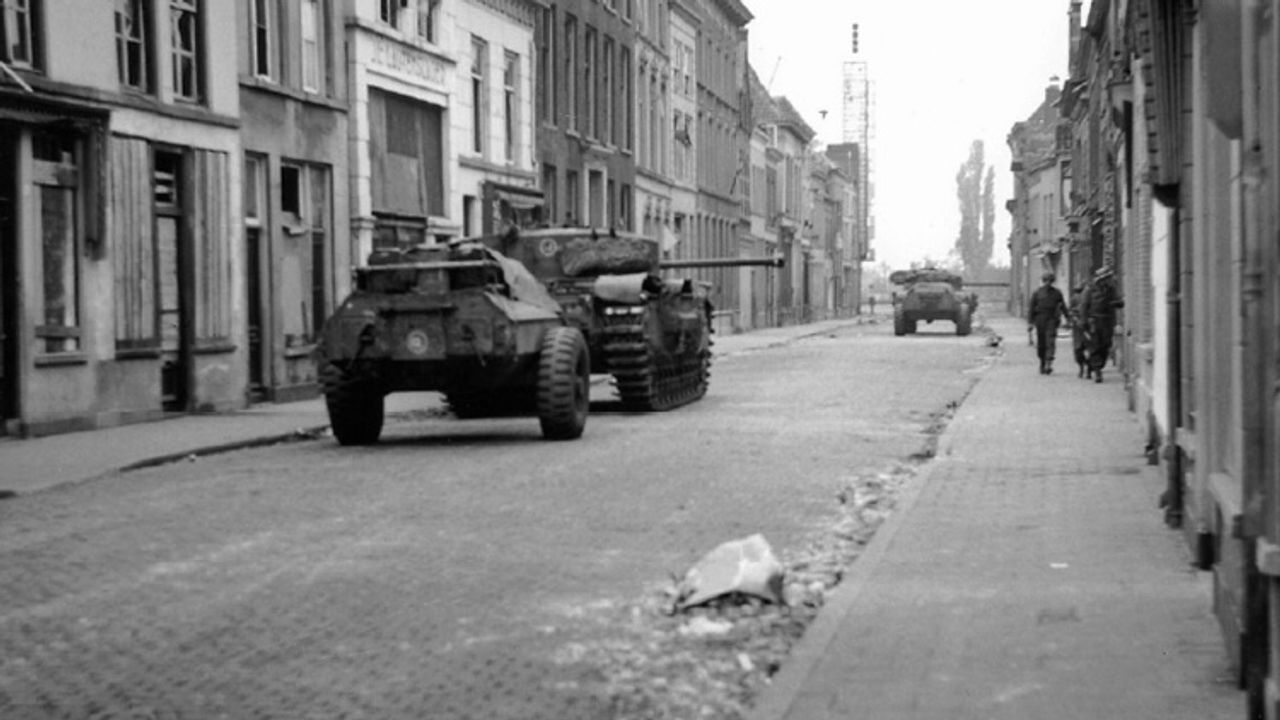 Crocodile-vlammenwerpertanks in de Vughterstraat (archieffoto).