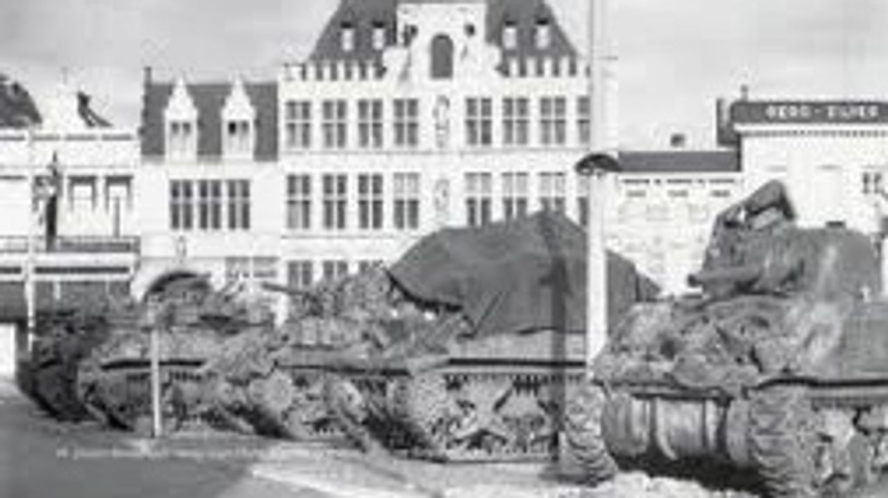 Geallieerde tanks op de Grote Markt in Bergen op Zoom (foto: archief)