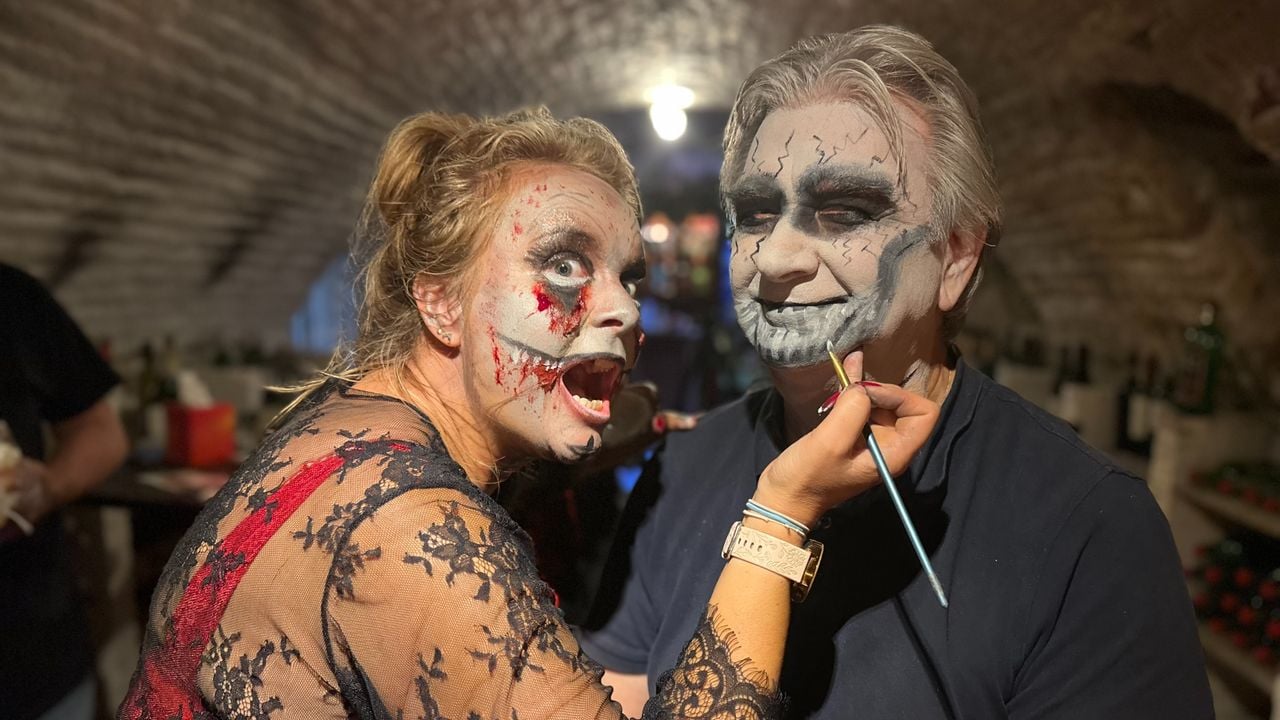 Twee griezels tijdens de Halloweenviering in Oirschot vorig jaar (foto: Floortje Steigenga).