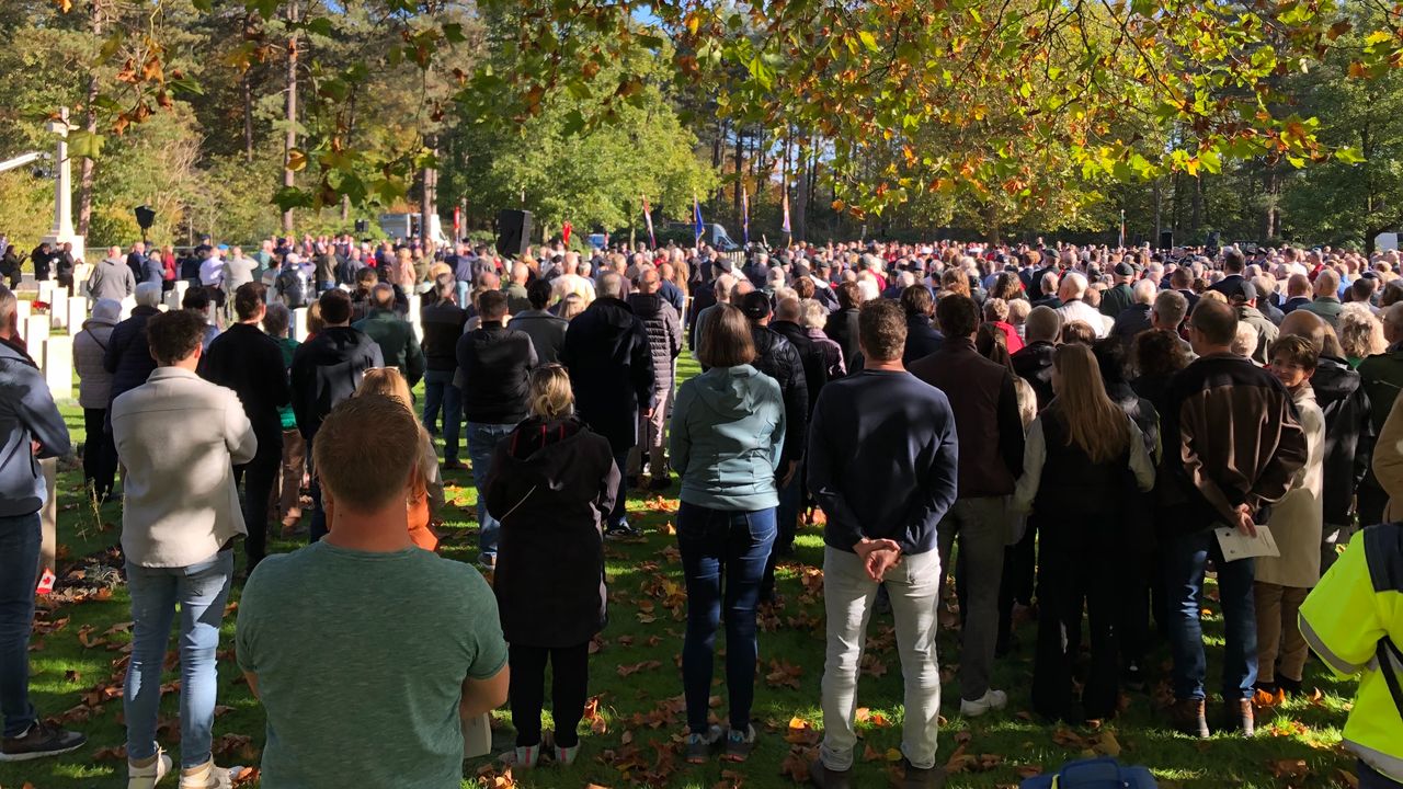 grote drukte op Canadees ereveld in Bergen op Zoom (foto: Willem-Jan Joachems)